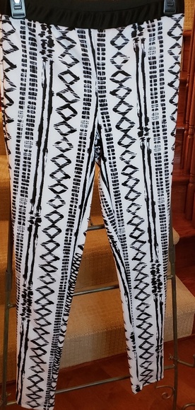Pants - White leggings with black print